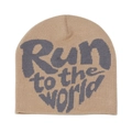 Detail der RUN to the world Jacquard-Strickschrift auf einer khakifarbenen Wintermütze - M (56-58cm) / Camel