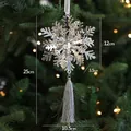 Silberner Weihnachtsanhänger in Schneeflockenform mit Edelstein und grauer Seidenquaste - Silberne Schneeflocke / Silber