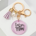 Llavero MOM de resina rosa con borla morada, perla blanca y anillo metálico dorado fino - Morado