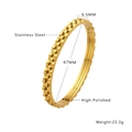 Detalle de pulsera chapada en oro de 18k que muestra grosor de 6,5mm y diámetro de 67mm - Dorado