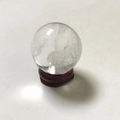 Natuurlijke kristallen bol met ijsbarsten op een roodbruine houten standaard - Ongeveer 5cm / Witte Kristallen Bol