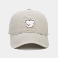 Dettaglio del ricamo a forma di orsetto bianco sul berretto da baseball beige - Regolabile / Beige
