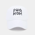 Dettaglio ravvicinato del ricamo Dog Mom e dell'impronta su cappello di cotone bianco - Regolabile / Bianco