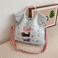 Detailansicht hellblaue Stepptasche mit süßer Katzenstickerei und dem Schriftzug luck - Musik-Katze Blau