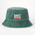 Cappello a secchiello in denim verde lavato con stampa bianca Shit Show Crew Member - Taglia unica / Verde Scuro