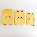 Dettaglio di tre custodie per tablet in peluche giallo con ricami di gatti e orecchie carine - 11" / Gatto Giallo