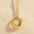 Collana con pendente a cerchio bombato placcato oro 14K lucido su superficie in pietra - Oro 14K