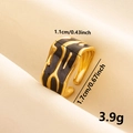 Dettaglio anello dorato da 1,1 cm con smalto nero e etichette per le dimensioni - Oro & Nero