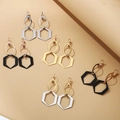 Pendientes hexagonales minimalistas en varios acabados metálicos en vista de plano - Hexágono de Doble Anillo Anidado (KE87664-KFC) / Dorado