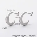 Pendientes en C de acero inoxidable plateado con circón y dimensiones detalladas - Color Acero