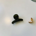 Vue de dessus d'une pince à cheveux en plastique vert foncé avec une finition brillante - Vert Gris Translucide