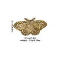 Broche papillon dorée avec gravure vintage et mesures détaillées des dimensions - Forme de papillon aux ailes déployées (C2333-4)