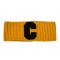 Gros plan sur un bandeau en tricot côtelé jaune avec broderie de la lettre C noire - Jaune-C Logo