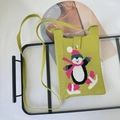 Dettaglio borsa a tracolla in maglia verde con pinguino, sciarpa rosa e chiusura a scatto - Pinguino Che Scia / Pupazzo di Neve Verde Erba