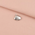 Dettaglio di un ciondolo a conchiglia in acciaio inossidabile argento su tessuto rosa - Conchiglia (2#)