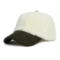 Berretto da baseball in shearling bianco con visiera in velluto a coste verde - Regolabile / Bianco
