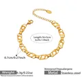 Detalle de pulsera de flores huecas doradas en acero inoxidable con cadena de malla ajustable - Dorado