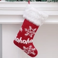 Rode gebreide kerstsok met witte sneeuwvlokpatronen en hohoho tekstdetail - HoHoHo Stijl