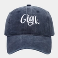 Dettaglio del ricamo bianco Gigi su un cappellino in cotone lavato di colore blu navy - Regolabile / Blu navy