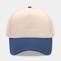 Détails des coutures et de la visière renforcée de cette casquette de baseball bicolore - Réglable / Beige avec Bord Bleu Marine
