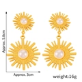 Orecchini a sole bohémien in metallo dorato con perle bianche e design geometrico retrò - Stile Girasole Perla / Oro