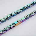 Nahaufnahme einer regenbogenfarbenen Byzantiner-Kette mit Kastenverschluss aus Metall - 8mm Halskette 65cm / Bunt