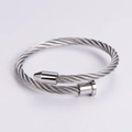 Pulsera de cable de acero inoxidable plateado con punta de cono y estilo industrial - Color Acero