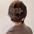 Pince à cheveux double fleur marron mat sur les cheveux d'un modèle, style élégant - Fleur Mate / Marron