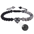 Dettaglio della pietra di proiezione Ti amo in 100 lingue su un bracciale a sfere - Bracciale in Pietra Map e Pietra Smerigliata