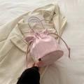 Sac seau rose à cordon avec texture marbrée et finitions dorées élégantes - Rose