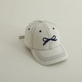 Détail de la casquette blanc cassé avec nœud brodé bleu marine et surpiqûres bleues - 52-54cm (Convient aux enfants de 2 à 8 ans environ) / Blanc