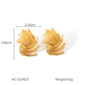 Vista detallada de los pendientes dorados de acero inoxidable con textura ondulada y medidas - Estilo de Vórtice Radial de Fuegos Artificiales (HC-E10423) / Oro de 18K