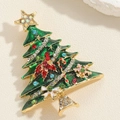 Detaillierte Nahaufnahme einer Weihnachtsbaum-Brosche mit grünem Emaille und Strass - Grüner Weihnachtsbaum