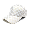 Dettaglio ravvicinato del berretto a scacchi bianco e oro con cuciture doppie rifinite - M (56-58cm) / Bianco