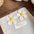 Dettaglio di orecchini a fiore intrecciati in resina con petali crema e centro giallo - 16# Gancio per orecchini-Bianco (Stile fiore intrecciato crema)