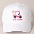 Weiße Trucker-Mütze mit rosa IN MY GOLF ERA Stickerei und Golfwagen-Motiv - Einheitsgröße / Weiß
