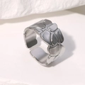Anillo ancho abierto de acero inoxidable plateado con diseño de textura orgánica 3D - Color Acero