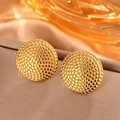 Vista macro di orecchini tondi placcati oro con trama a nido d'ape su seta color champagne - Oro E-184/Tondo a Nido d'Ape