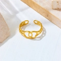 Detalle de anillo ajustable dorado mate con eslabones ovales sobre piedra blanca - Anillo Doble Pequeño