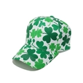 Gedetailleerd bovenaanzicht van witte baseballcap met groene klaverprint voor St. Patrick's Day - Wit met klaverblad