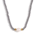 Collier en perles grises facettées avec perle d'eau douce blanche et détails dorés - Perles Grises