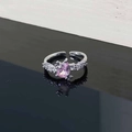 Details des silbernen verstellbaren Rings mit rosa Zirkonia und weißen Kristallen - Stil 2 Birnenschliff Rosa Zirkonia Ring