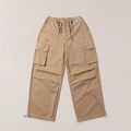 Detalle de pantalones cargo caqui de pernera ancha con cordones ajustables y bordado de cruz - L / Desierto