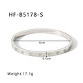 Dettaglio del bracciale argentato con cuori incisi, diametro interno 6 cm e larghezza 0,5 cm - Argento (HF-B5178-S)