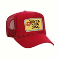 Detalle de gorra trucker roja con parche floral HAVE A NICE DAY y malla trasera - Talla única / Rojo