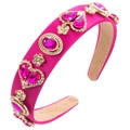 Detailopname van de fuchsia barokke haarband met hartvormige glaskristallen en goudwerk - Rozerood