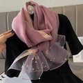 Detalle de bufanda de seda rosa con perlas bordadas y bordados dorados en los bordes - Púrpura Taro