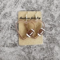 Détail de boucles d'oreilles cœur à paillettes brunes avec breloque football américain - Cœur Pailleté Marron Rugby