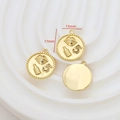 Dettaglio di ciondoli circolari dorati da 15 mm con numero 5 a rilievo e motivi profumo - Numero 5 Bottiglia di Profumo