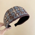 Dettaglio del cerchietto in tweed con trama intrecciata vintage in blu e beige - Mix Blu Caffè
